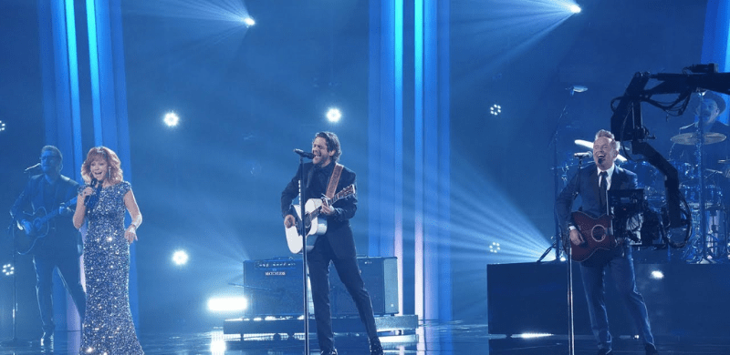 Chris Tomlin Performs “Be A Light” on the CMA’s with Reba McEntire and Thomas Rhett